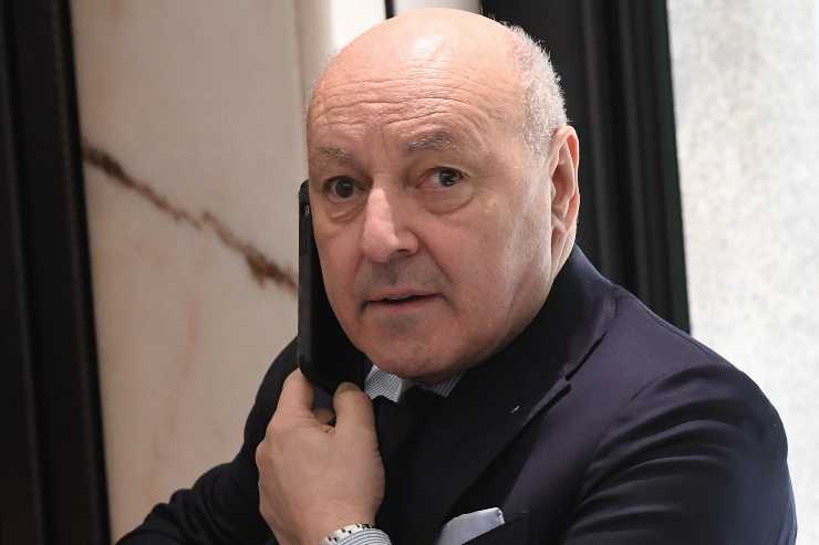 Giuseppe Marotta parla al telefono