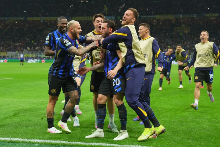 I calciatori dell'Inter in cerchio