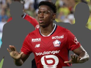 Jonathan David con due calciatori oscurati alle spalle