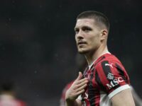 Luka Jovic esulta in maglia Milan