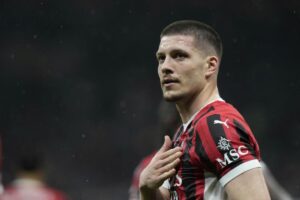 Luka Jovic esulta in maglia Milan