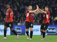 Luka Jovic e Santiago Gimenez si congratulano a vicenda