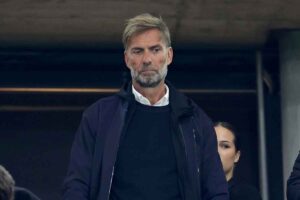 Jurgen Klopp serio e pensieroso