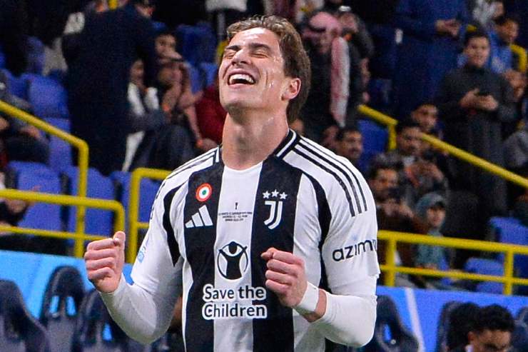 Kenan Yildiz festeggia