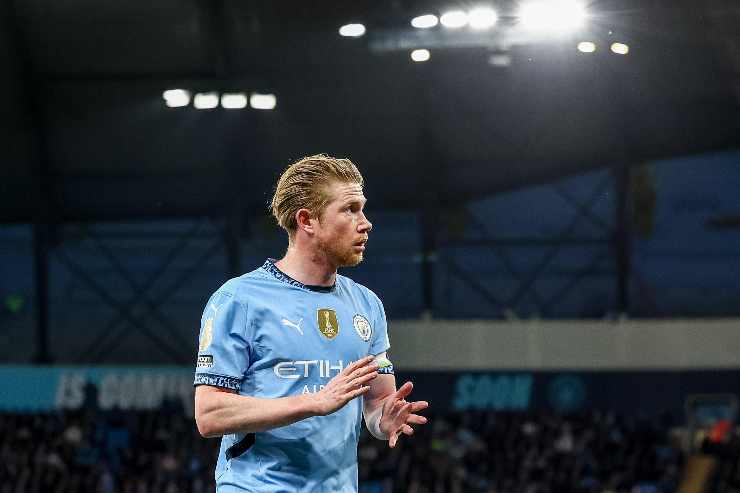 Kevin De Bruyne applaude