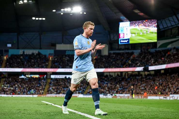 Kevin De Bruyne applaude
