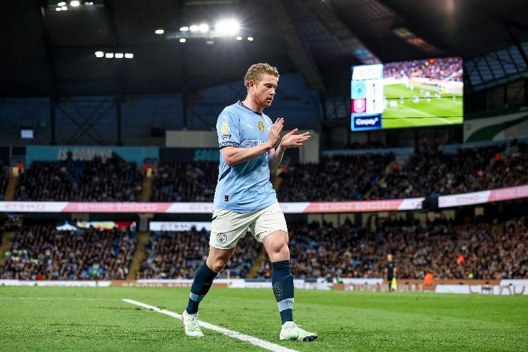 Kevin De Bruyne applaude uscendo dal campo