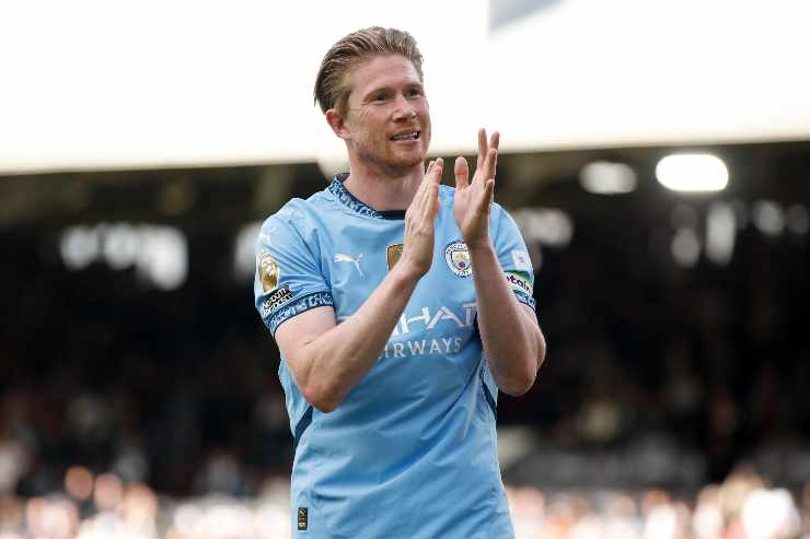 Kevin De Bruyne applaude