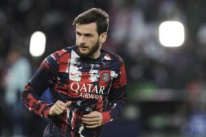 Kvaratskhelia in maglia di riscaldamento