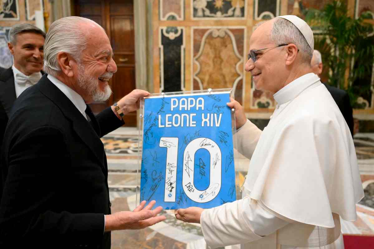 La maglia numero 10 del Napoli al Papa 
