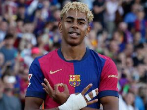 Lamine Yamal esulta dopo un gol
