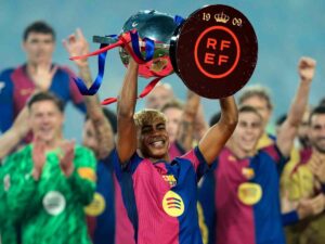 Lamine Yamal solleva la coppa della Liga