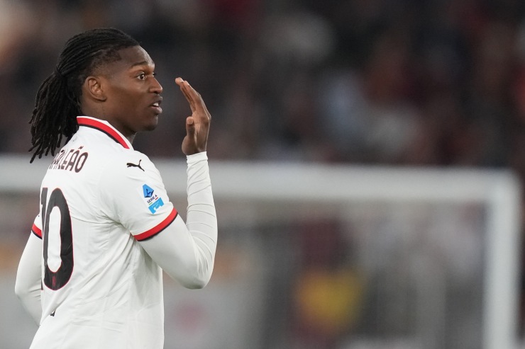 Leao dà indicazioni in campo