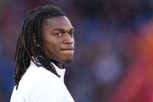 Leao serio in campo nel pre partita