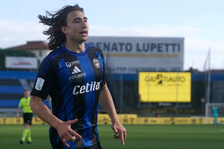 Alexander Lind esulta dopo un gol 