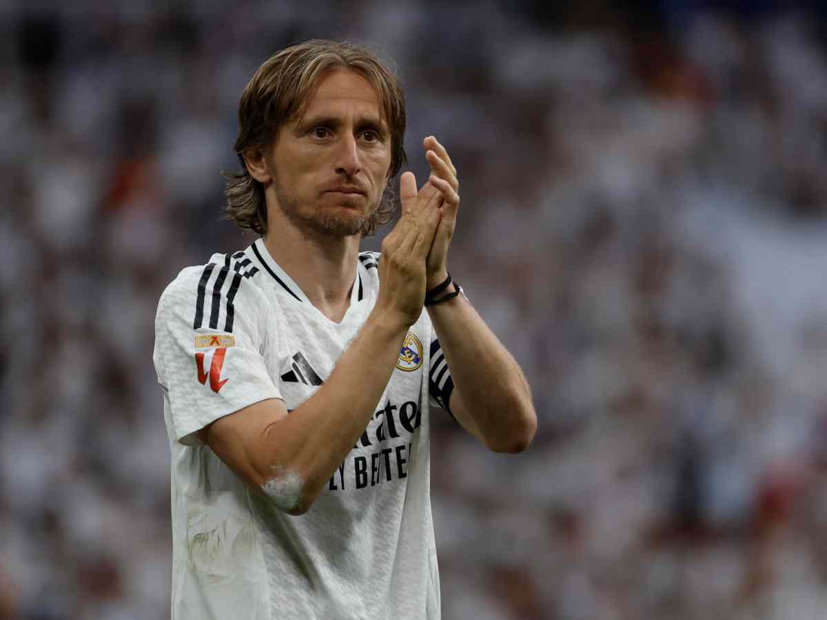 Luka Modric applaude i tifosi nella sua partita di addio al Real Madrid