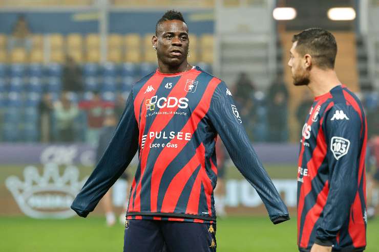 Mario Balotelli pensieroso
