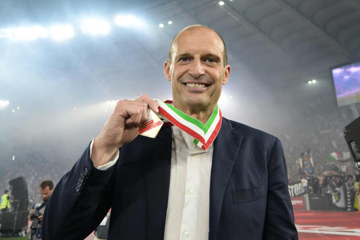 Massimiliano Allegri mostra la medaglia della coppa Italia