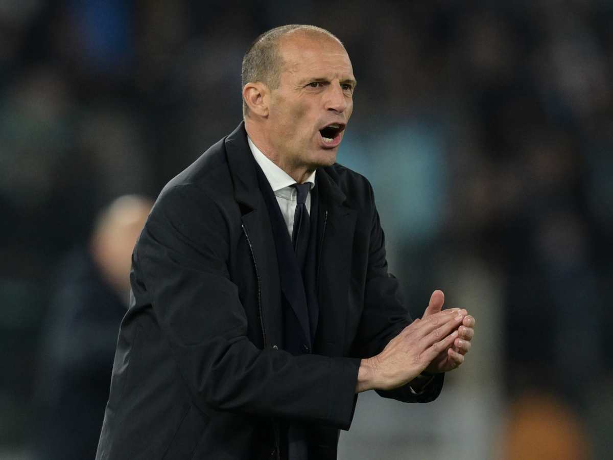 Massimiliano Allegri mentre incita la squadra dalla panchina