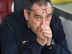 Maurizio Sarri pensieroso in panchina