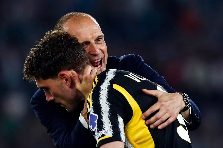 Max Allegri e Dusan Vlahovic si abbracciano