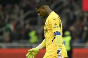 Mike Maignan esce dal campo a testa bassa