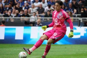 Mile Svilar in azione con i piedi