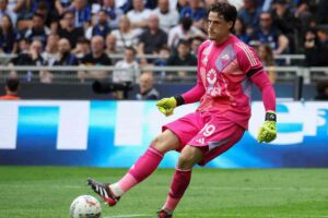 Mile Svilar gioca con i piedi