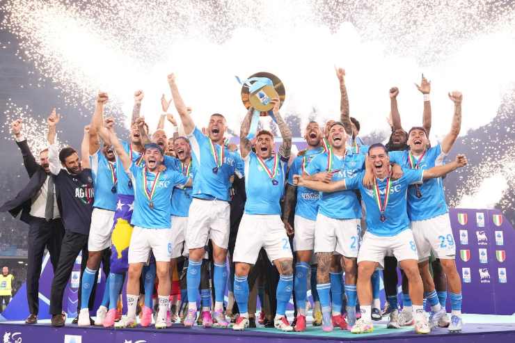 Il Napoli alza la cielo la coppa dello scudetto