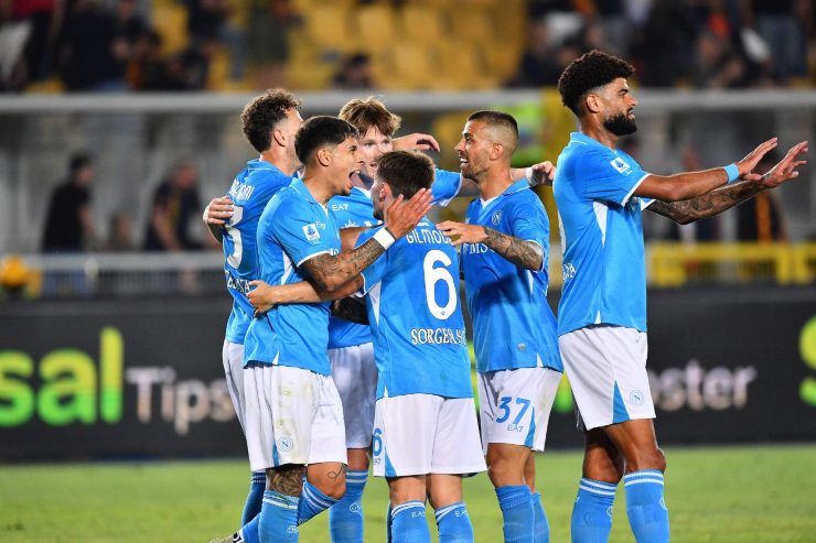 I calciatori del Napoli abbracciati 