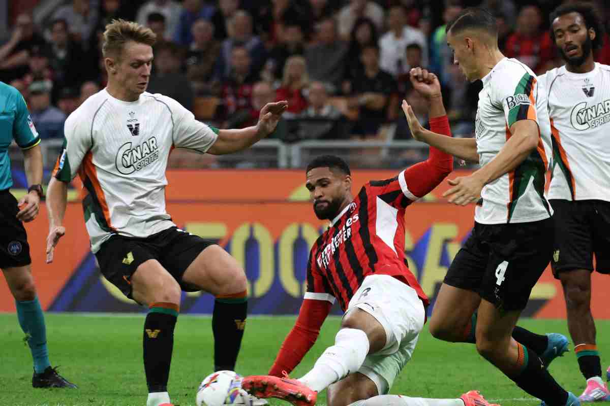 Nicolussi Caviglia e Idzes in azione contro il Milan