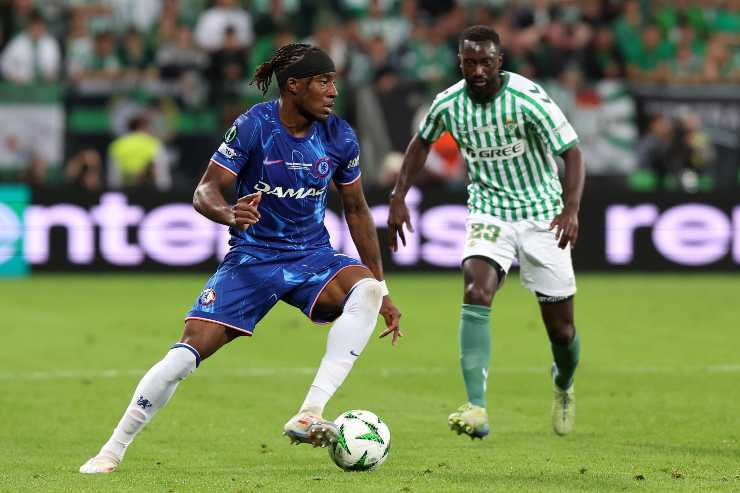 Noni Madueke in azione con la maglia del Chelsea