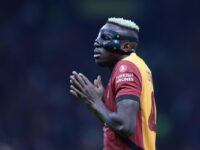 Osimhen sorpreso in campo