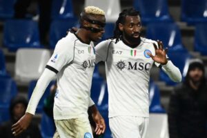 Osimhen e Anguissa abbracciati ai temi di Napoli