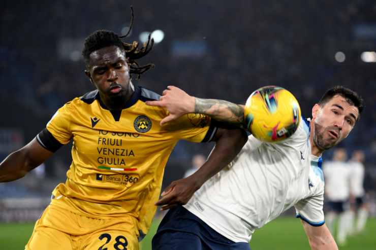 Oumar Solet dell'Udinese mentre affronta un calciatore della Lazio