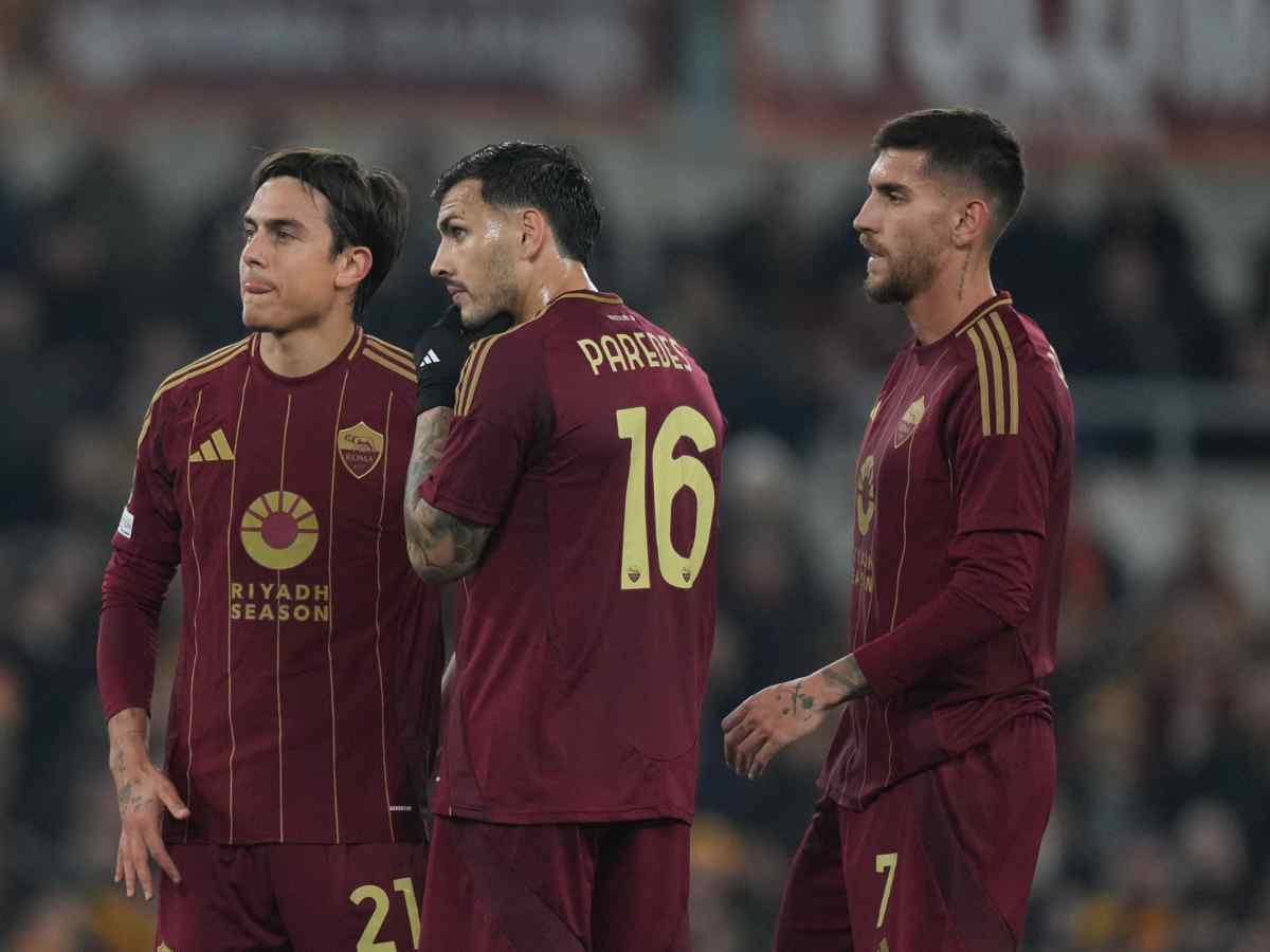 Paredes Dybala e Pellegrini insieme con la maglia della Roma 