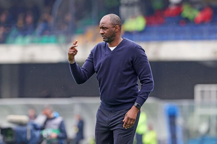 Patrick Vieira dà indicazioni dalla panchina