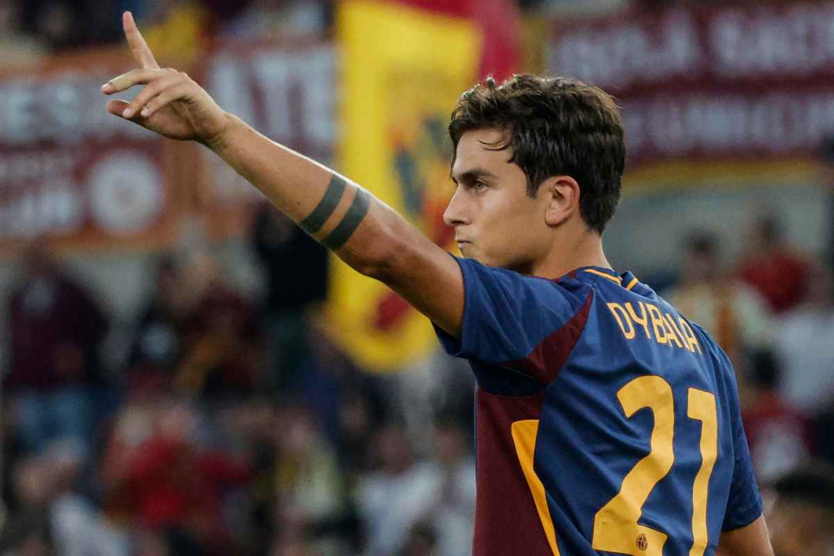 Paulo Dybala saluta i tifosi