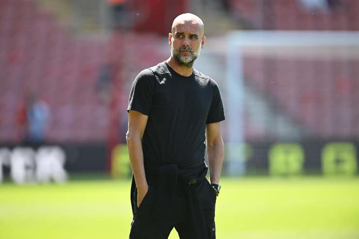 Pep Guardiola guarda pensieroso