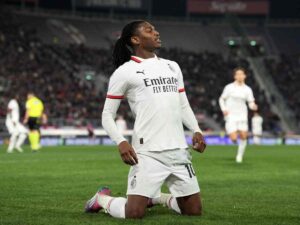 Rafael Leao esulta in ginocchio davanti ai suoi tifosi