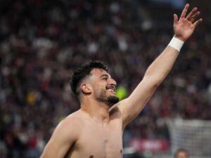 Riccardo Orsolini esulta senza maglietta