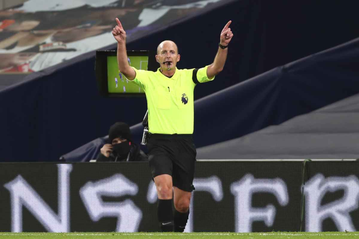 L'arbitro dopo il check al VAR