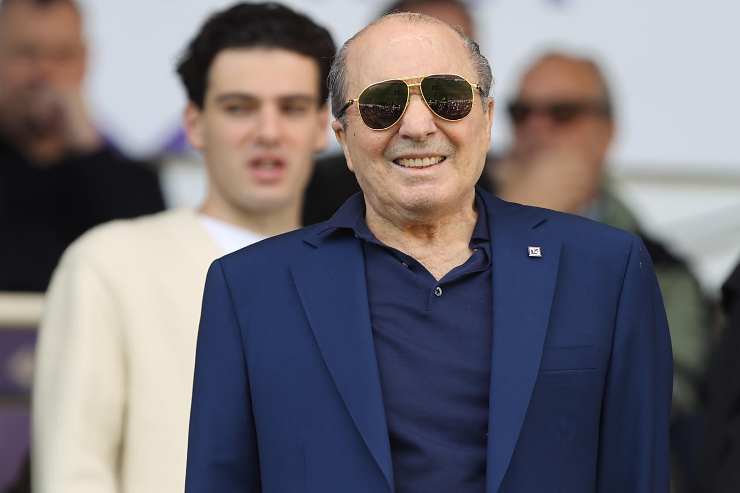 Rocco Commisso sorridente in tribuna