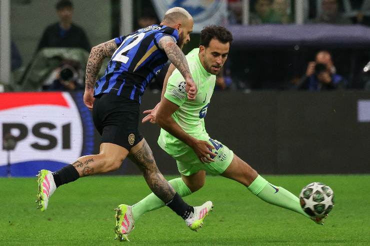 Ronald Araujo in azione contro l'Inter