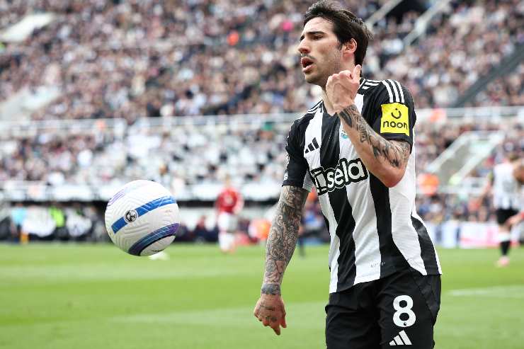 Sandro Tonali con la maglia del Newcastle