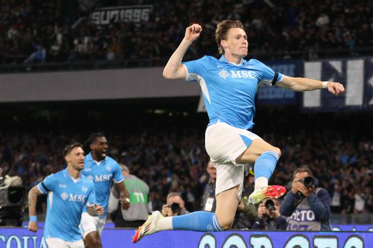 Scott McTominay esulta dopo un gol