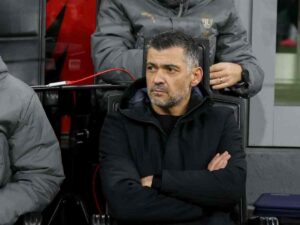 Sergio Conceicao, allenatore del Milan, a braccia incrociate