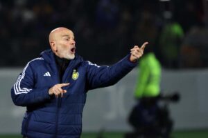 Stefano Pioli dà indicazioni dalla panchina