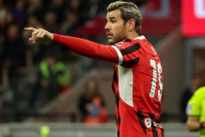 Theo Hernandez indica la strada