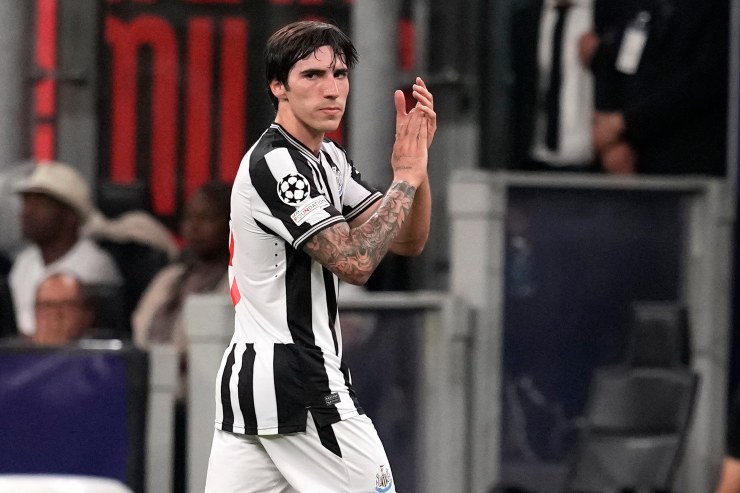 Sandro Tonali applaude in campo 